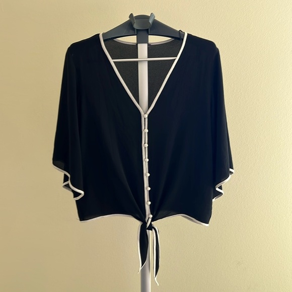 Vince Camuto 70s inspired black and white tie at the waist blouse V-neck size M - Picture 1 of 9